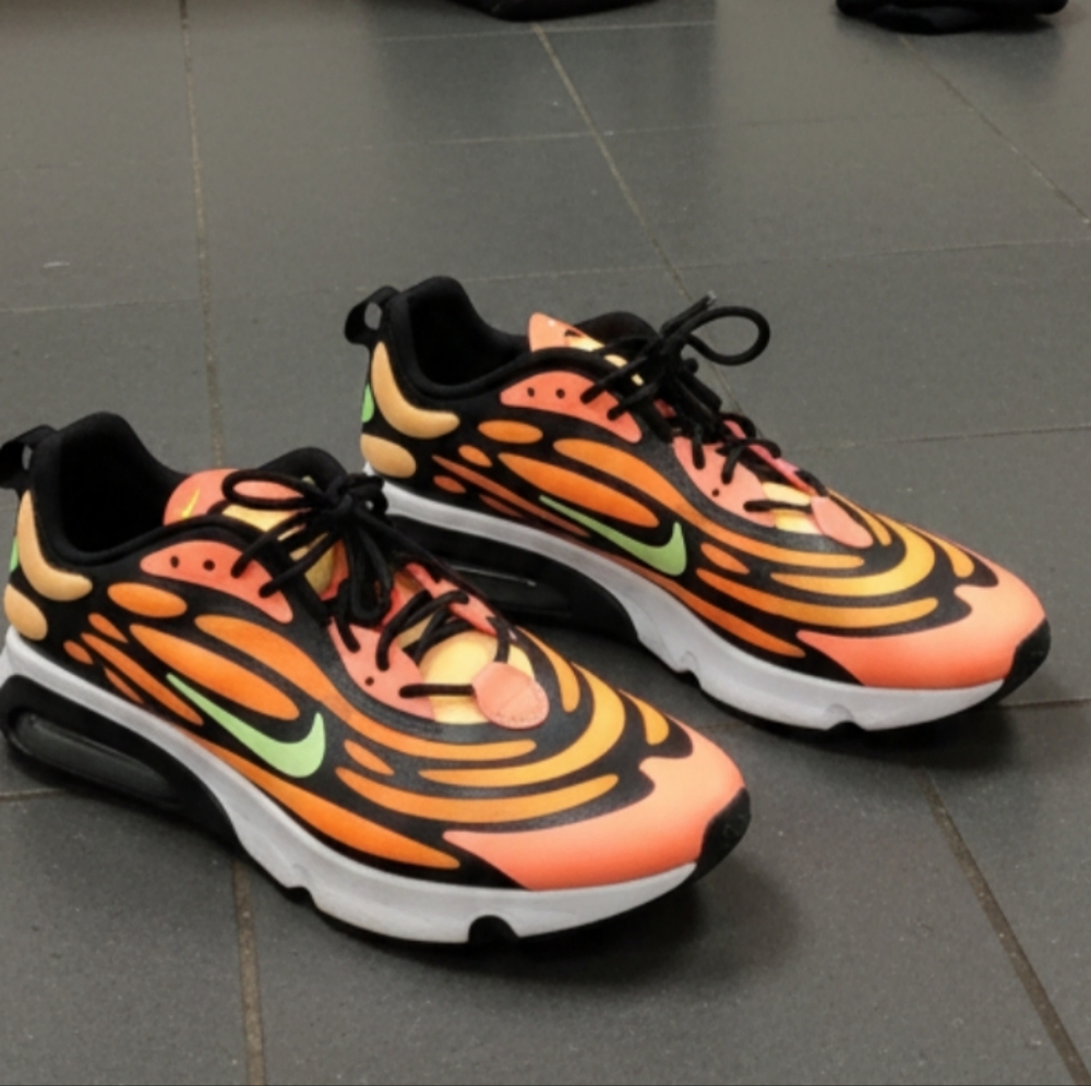 Nike Air Max Torch sneakers featuring a coral orange mesh upper W 8.5